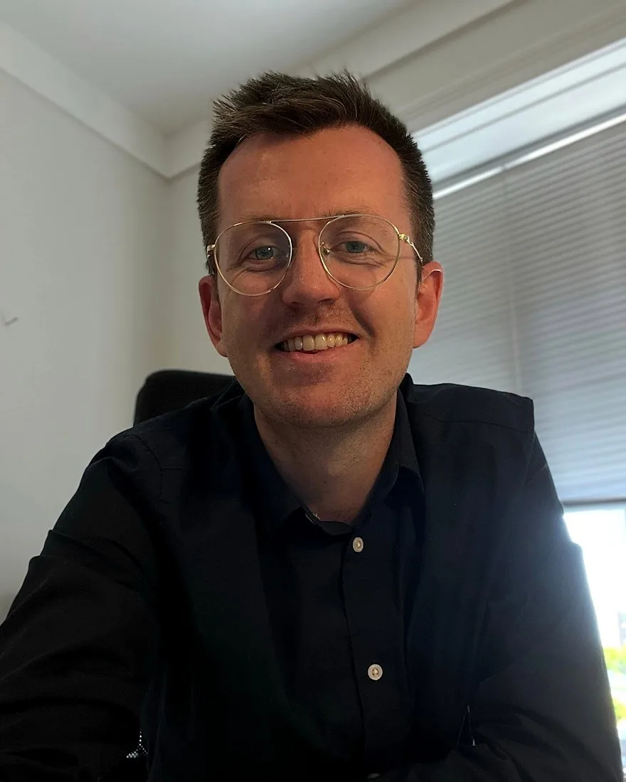 Dag Terje Helle ved skrivebordet på kontoret i Kristiansand
